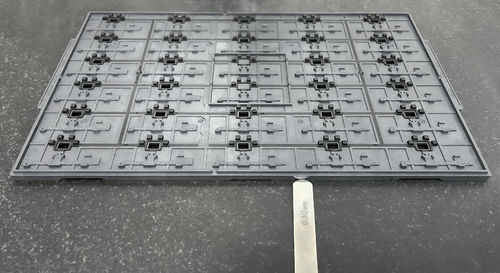 Verbetering van de warpage van JEDEC-bakken om internationale normen te overtreffen